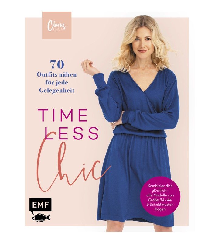 Freigestelltes Model in blauem Kleid in einem Buchcover-Layout mit rosa Hintergrund und Typografie — Das Studiozwei, Werbefotograf München
