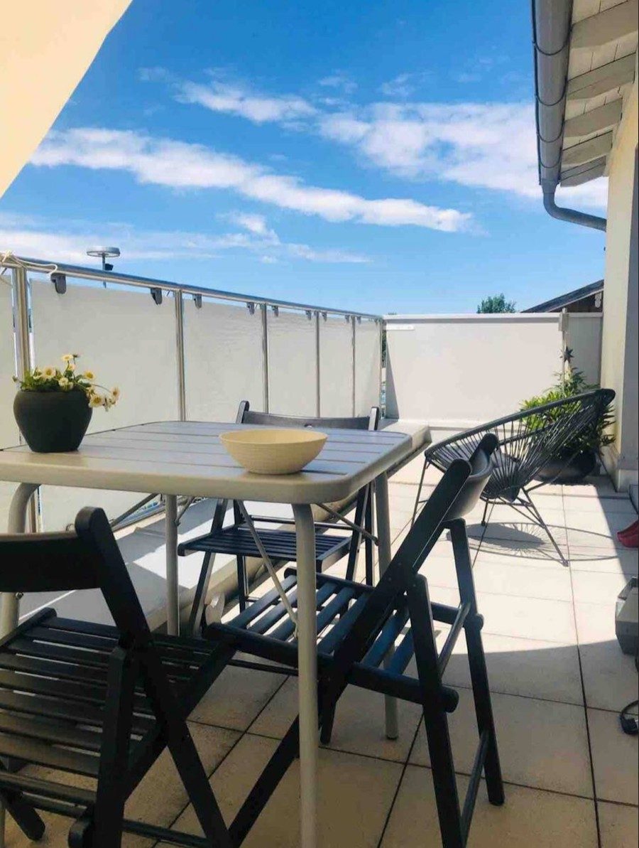 Sonnige Terrasse mit Klapptisch, Stuehlen und blauem Himmel — Das Studiozwei, Werbefotograf München