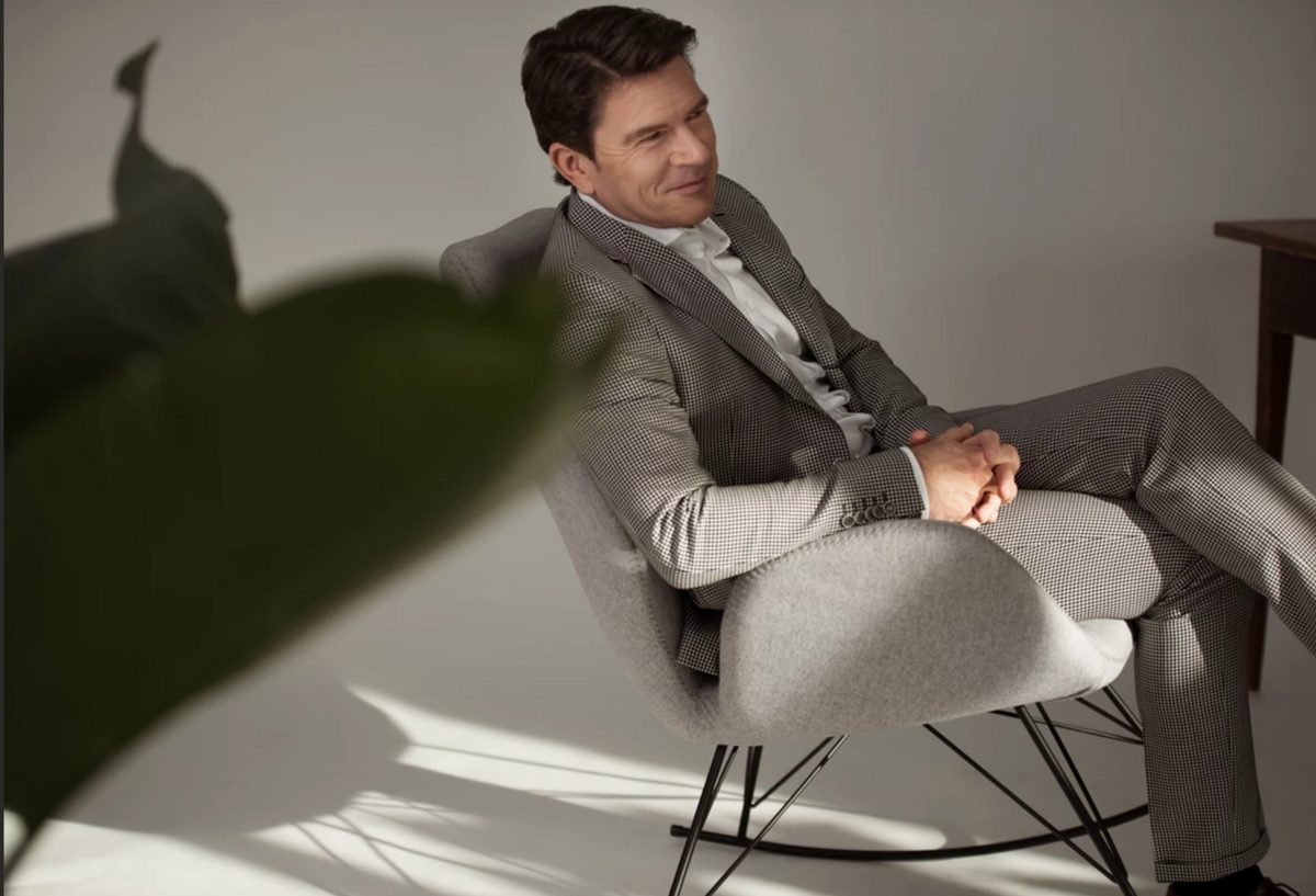 Businessportrait eines Mannes im hellgrauen Anzug in einem Designsessel vor heller Wand — Das Studiozwei, Werbefotograf München