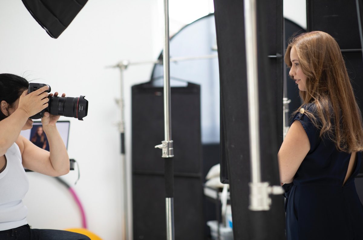 Fotografin beim Portraetshooting einer jungen Frau im Studio hinter den Kulissen — Das Studiozwei, Werbefotograf München