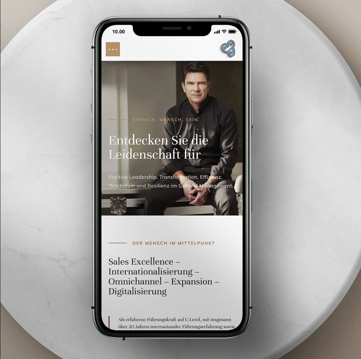 Smartphone-Mockup mit mobiler Website und grossformatigem Businessportrait — Das Studiozwei, Werbefotograf München