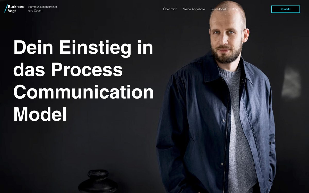 Webseiten-Header mit Portrait eines Mannes in dunkelblauer Jacke vor dunkler Wand — Das Studiozwei, Werbefotograf München