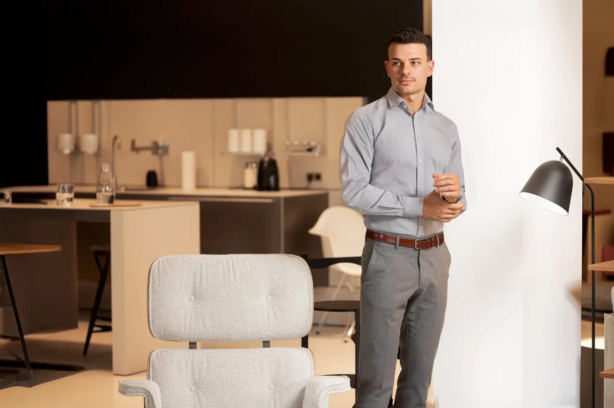 Businessportrait eines jungen Mannes im hellblauen Hemd in einem modernen Showroom — Das Studiozwei, Werbefotograf München