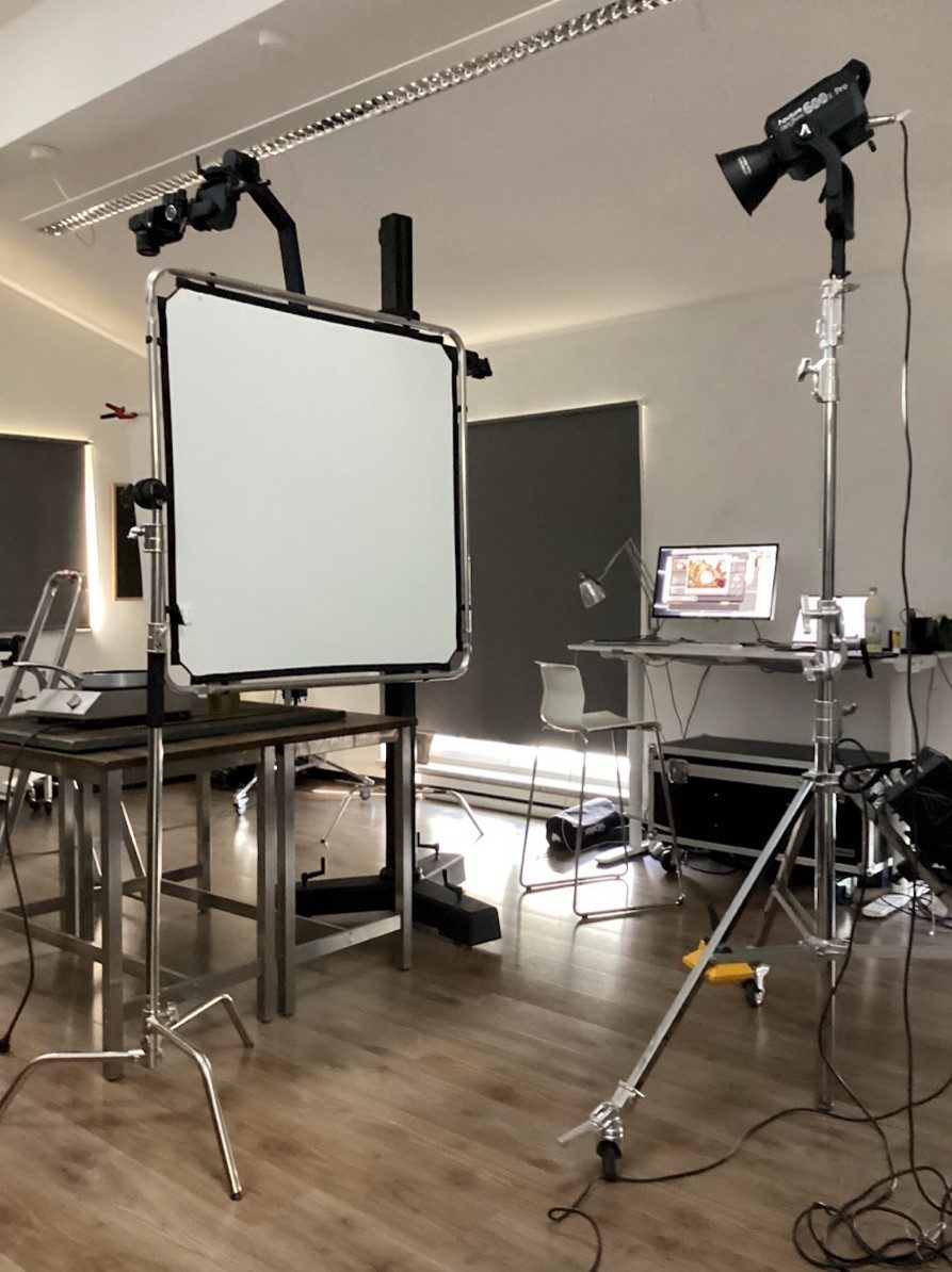 Aufnahmetisch mit grossem Diffusorrahmen und Laptop-Arbeitsplatz im Fotostudio — Das Studiozwei, Werbefotograf München