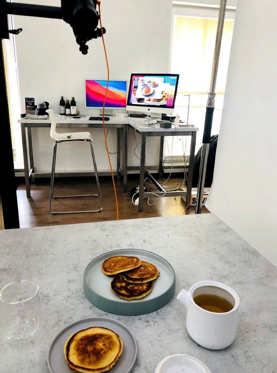 Foodaufnahme mit Pfannkuchen und Tasse vor dem Bildbearbeitungsplatz im Studio — Das Studiozwei, Werbefotograf München