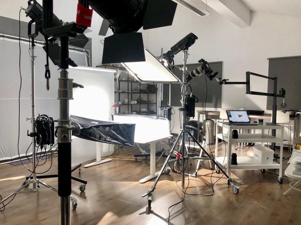 Fotostudio mit Lichtformern, Aufnahmetisch und Kamera samt Laptop-Arbeitsplatz — Das Studiozwei, Werbefotograf München