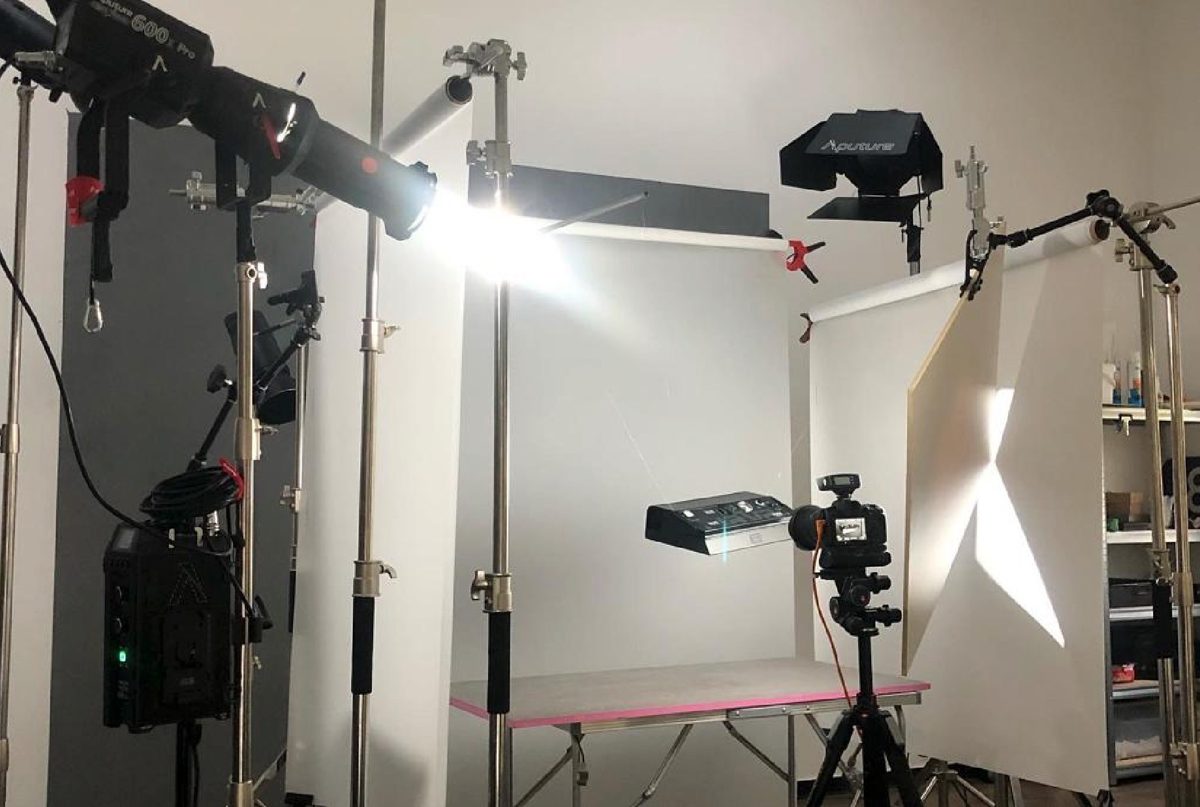 Lichtaufbau mit Stativen, Softboxen und Kamera fuer eine Produktaufnahme im Studio — Das Studiozwei, Werbefotograf München